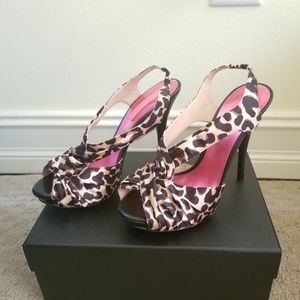 NWOT Betsy Johnson Leopard heels
